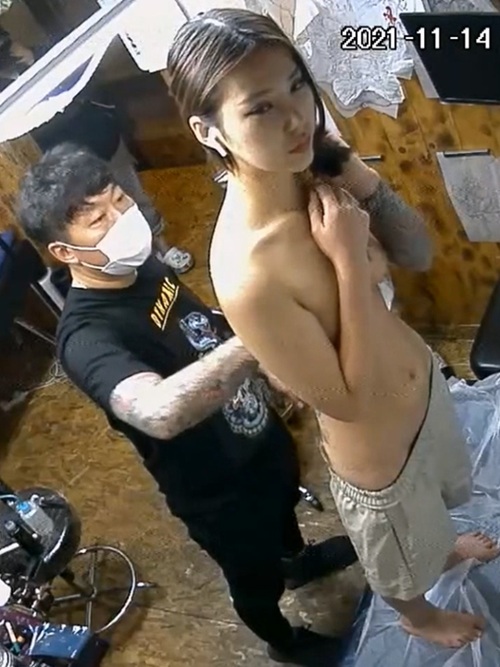 纹身工作室和美容沙龙。纹身师给极品裸体美女纹身，他前列腺充血了2个小时。【被入侵(hacked)韩国IP摄像头】【独家视频】