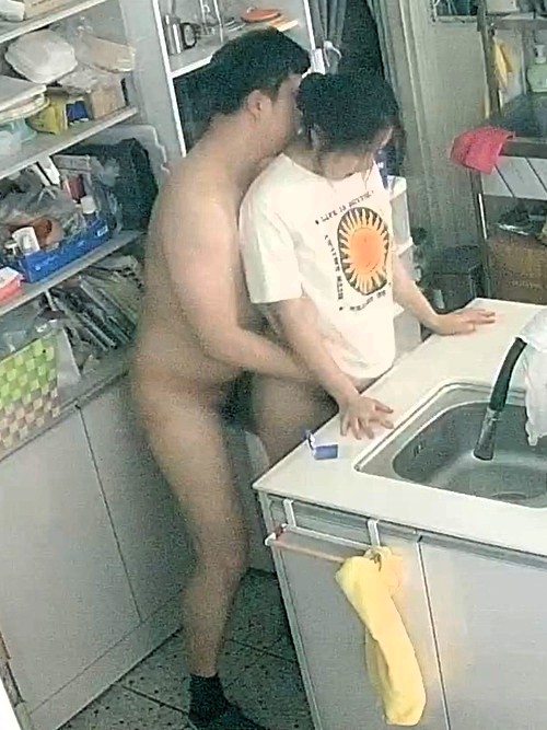 长相普通的女生勾引2位男同事，她享受被按在桌面上，从后面被操。她真的是活在当下的女人。【被入侵(hacked)韩国IP摄像头】【独家视频】
